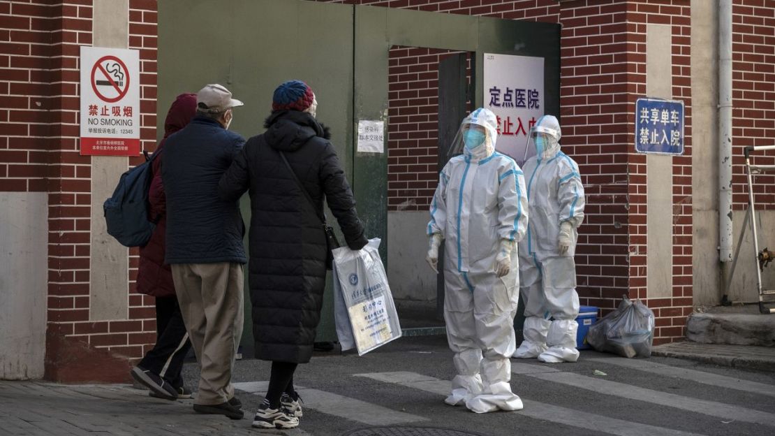 El personal médico espera para ayudar a un paciente en una clínica de fiebre que trata a pacientes con covid-19 en Beijing el 21 de diciembre de 2022. Crédito: Kevin Frayer/Getty Images