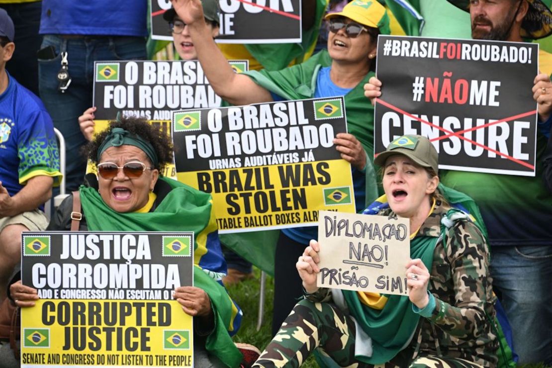 Foto de archivo. Partidarios del presidente brasileño Jair Bolsonaro participan en una manifestación contra la elección de Luiz Inácio Lula da Silva como nuevo presidente frente al Congreso Nacional en Brasilia, el 30 de noviembre de 2022.