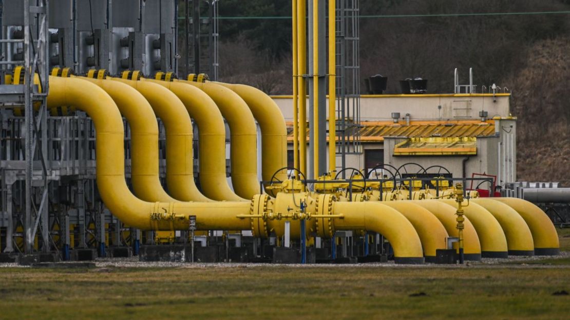 Una vista de los tubos gigantes que forman parte de uno de los puntos de salida físicos y la estación de servicio del compresor del gasoducto Yamal--Europa el 19 de febrero de 2022, en Wloclawek, Polonia.