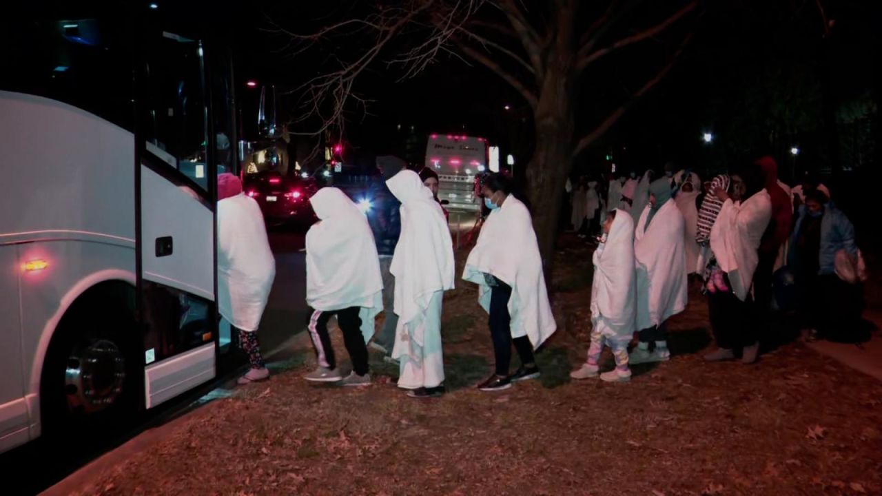 CNNE 1318945 - mira cuando dejan a migrantes frente a casa de vicepresidenta kamala harris