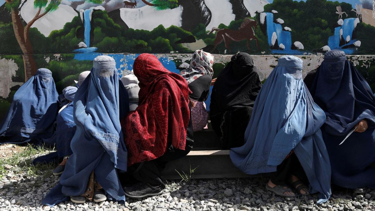 CNNE 1318950 - taliban sigue poniendo prohibiciones a las mujeres