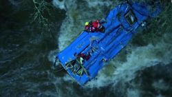 CNNE 1319014 - un autobus cayo a un rio desde un puente en espana