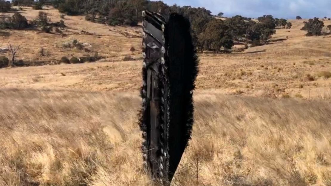 Los posibles restos del SpaceX Crew-1 aparecen en un campo de Dalgety, Australia, en julio, en una imagen de las redes sociales.