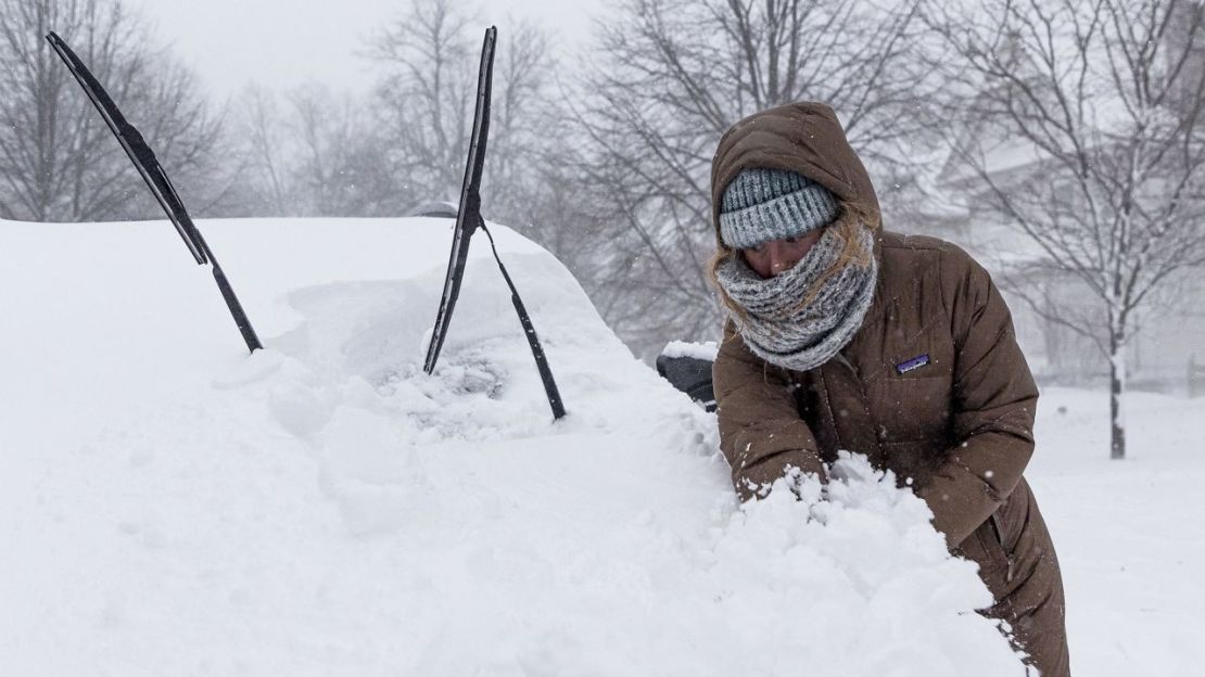 Una residente de Buffalo, Nueva York, limpia la nieve de su coche el sábado.