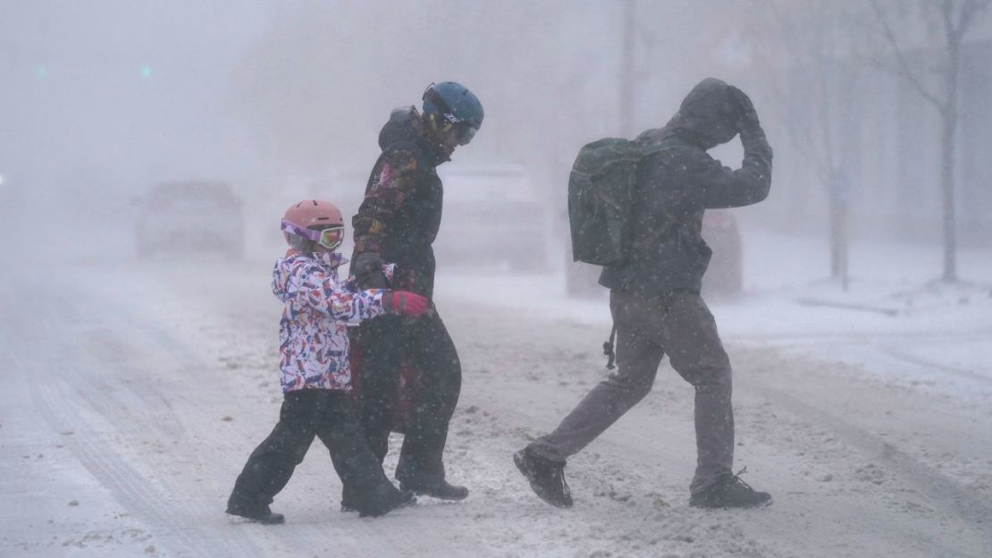 Una familia camina el viernes por la avenida Elmwood en Buffalo, Nueva York.