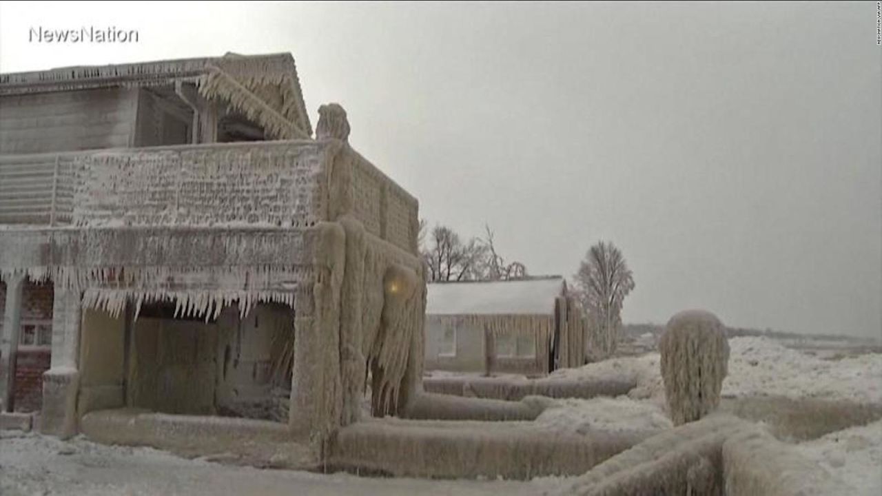 CNNE 1319063 - mira casas congeladas por la tormenta invernal masiva en estados unidos