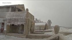 CNNE 1319063 - mira casas congeladas por la tormenta invernal masiva en estados unidos