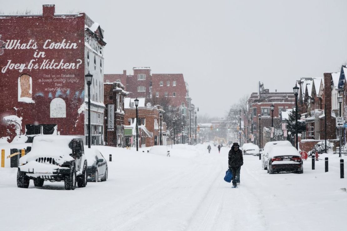 Residentes caminan por las calles cubiertas de nieve en Buffalo, Nueva York, el 26 de diciembre de 2022.