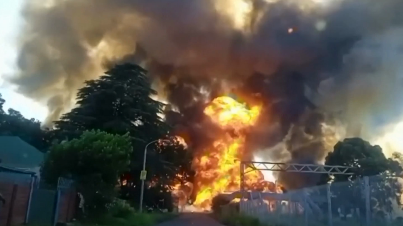 CNNE 1319115 - explosion de camion en sudafrica mato al menos a 15 personas