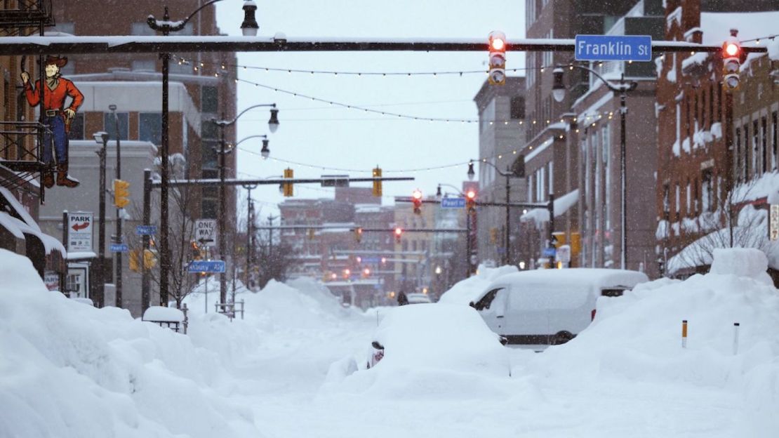 La nieve cubre el centro de Buffalo, Nueva York, el lunes 26 de diciembre de 2022, según se muestra en esta foto de la página de Twitter de la gobernadora de Nueva York, Kathy Hochul.