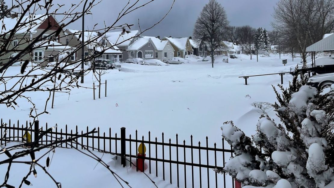 La nieve cubre un vecindario, 25 de diciembre de 2022, en Buffalo, Nueva York.