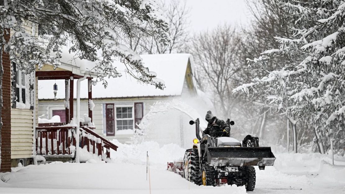 Una persona limpia caminos cubiertos de nieve con una retroexcavadora en Buffalo, Nueva York, Estados Unidos el 26 de diciembre de 2022.