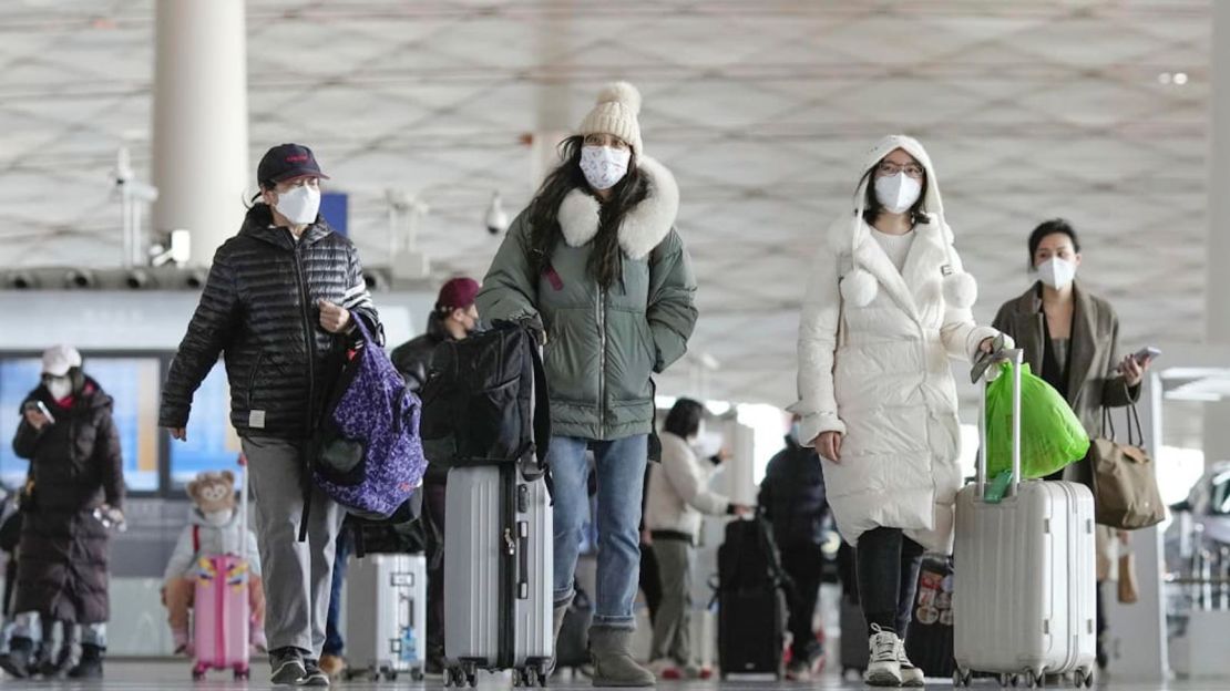 Pasajeros en la sala de embarque del aeropuerto internacional de Beijing el 27 de diciembre.