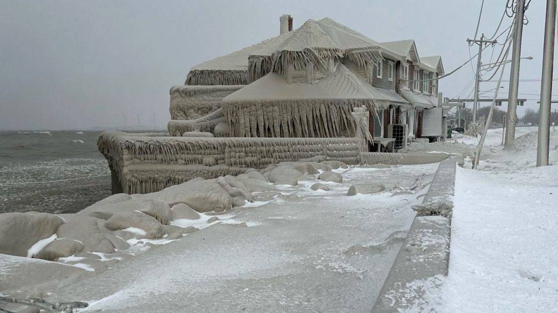 En medio de la tormenta invernal, el restaurante Hoak's se ve cubierto de hielo por el rocío del lago Erie en Hamburg, Nueva York, el 24 de diciembre.