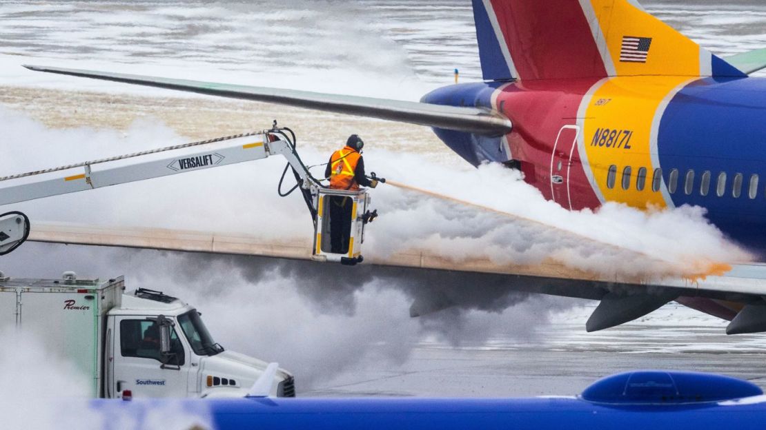 Personal descongelando un avión de Southwest Airlines antes de despegar en Omaha, Nebraska, el 21 de diciembre.