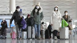 CNNE 1319392 - chinos buscan opciones para viajar al extranjero