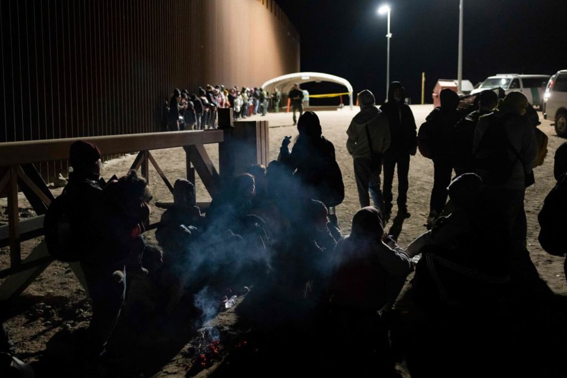 Solicitantes de asilo hacen fila para ser procesados por agentes de la Patrulla Fronteriza cerca a Somerton, Arizona, el 26 de diciembre de 2022.