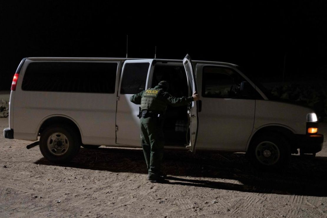 Un agente de la Patrulla Fronteriza de EE.UU. cierra las puertas de una camioneta que transportaba solicitantes de asilo en la valla fronteriza entre EE.UU. y México cerca de Somerton, Arizona, el 26 de diciembre de 2022.