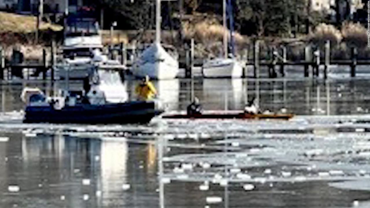 CNNE 1319670 - rescatan a piloto en medio de un lago congelado