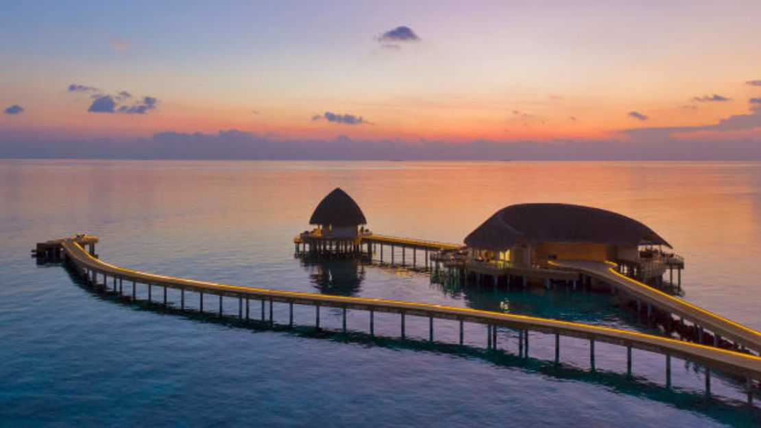 Las villas de playa y las villas sobre el agua alojan a los huéspedes del lujoso Emerald Faarufushi.