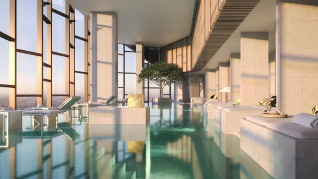 En el Ritz-Carlton Melbourne, una piscina infinita climatizada, enmarcada por ventanales de cristal del suelo al techo, ofrece vistas a la ciudad.