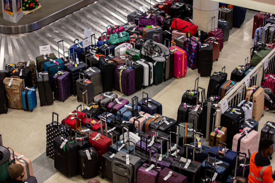 Una gran cantidad de equipaje no reclamado se ve en el centro de maletas de Southwest Airlines en el aeropuerto de Midway el 27 de diciembre de 2022 en Chicago, Illinois.