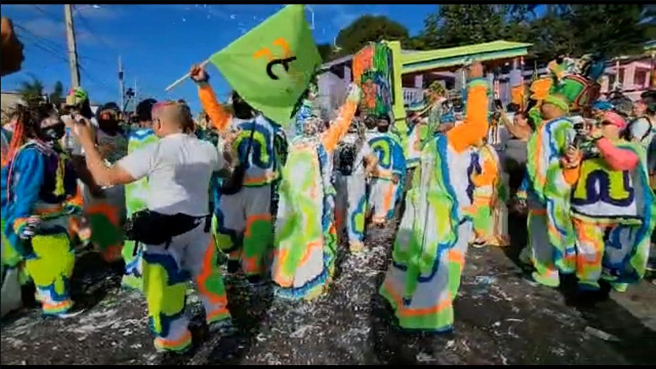 CNNE 1319814 - pueblo de puerto rico celebra carnaval del dia de los inocentes