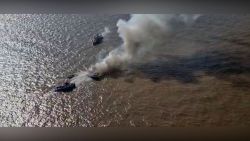 CNNE 1319918 - rescatan a tripulantes de un yate incendiado en el rio de la plata