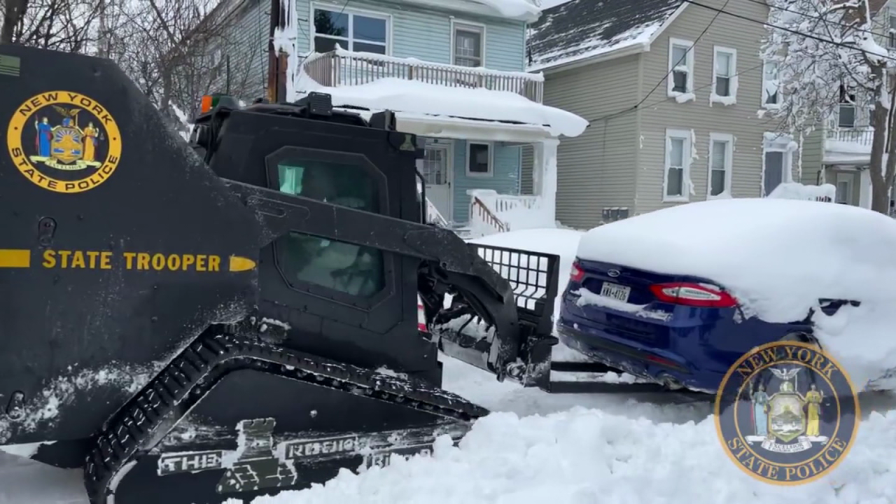 CNNE 1319955 - revisan casas en buffalo en busca de victimas de la tormenta