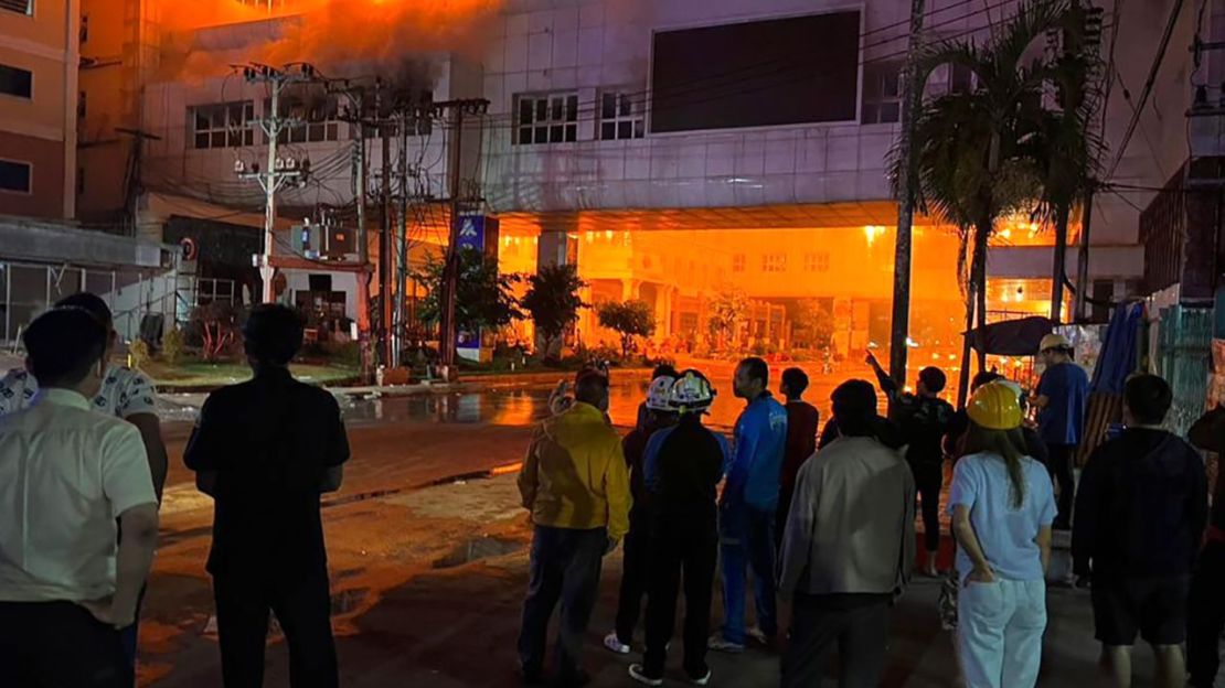 Los bomberos trabajan en el Grand Diamond City Hotel and Casino en Poipet, Camboya.