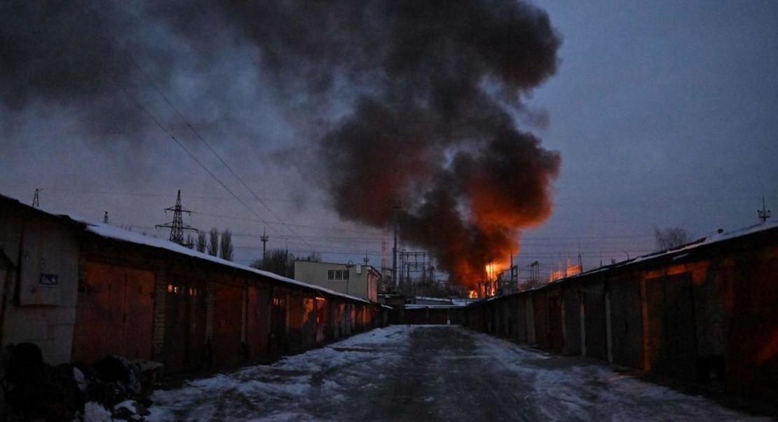 Foto de archivo. Esta fotografía muestra la infraestructura de energía crítica mientras se quema después de un ataque con drones a Kyiv, en medio de la invasión rusa de Ucrania en la mañana del 19 de diciembre de 2022.