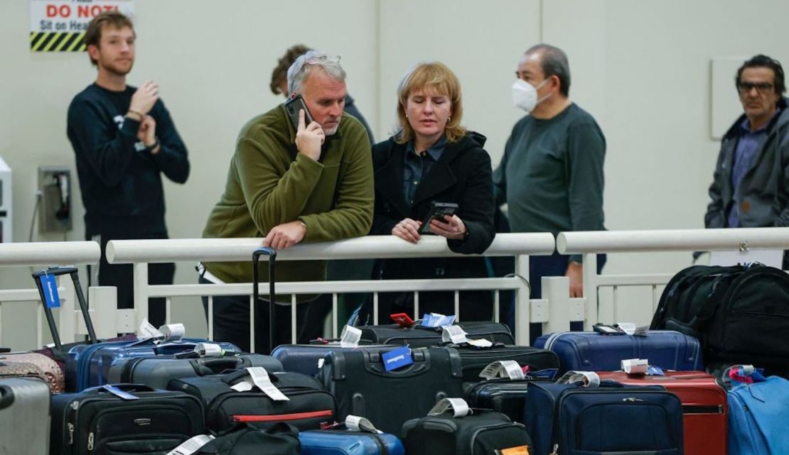 Pasajeros varados de Southwest Airlines buscan su equipaje en el área de reclamo de equipaje en el Aeropuerto Internacional Midway de Chicago el 28 de diciembre de 2022.