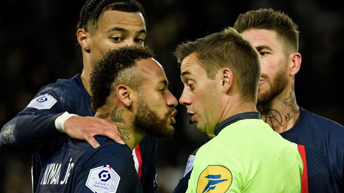 Neymar, delantero del PSG, reacciona después de recibir una tarjeta roja del árbitro Clement Turpin el miércoles.