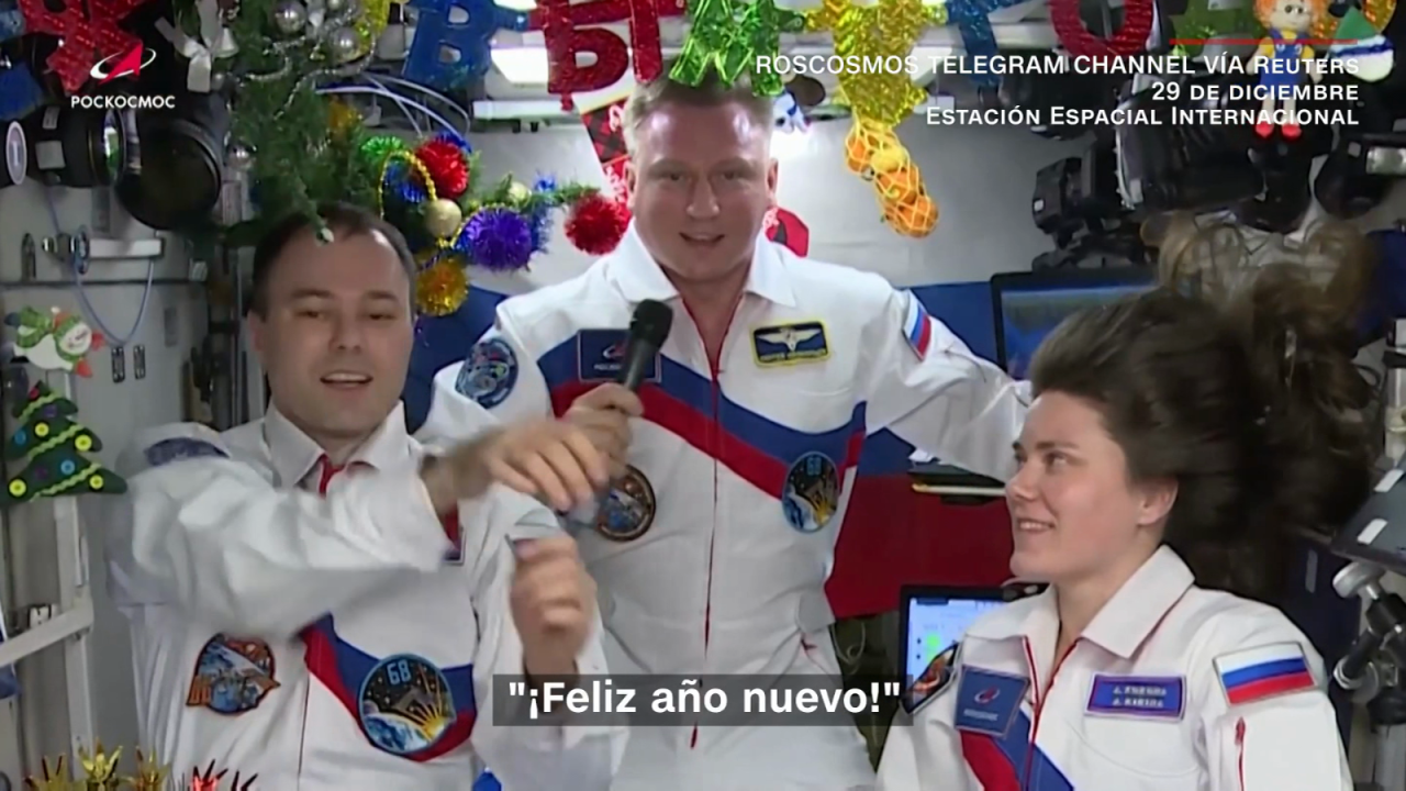 CNNE 1320268 - astronautas rusos en estacion internacional espacial mandan buenos deseos de ano nuevo