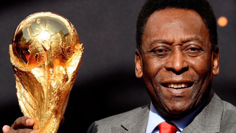 Pelé, el astro del fútbol, murió el 29 de diciembre a los 82 años, confirmó su hija en Instagram. "Todo lo que somos es gracias a ti, te amamos infinitamente. Descansa en paz", escribió Kely Nascimento.