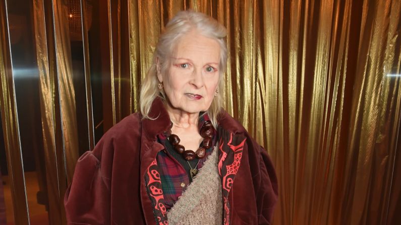 La diseñadora británica e ícono de la moda Vivienne Westwood murió a los 81 años el 29 de diciembre. Para los medios de comunicación, ella era "la suma sacerdotisa del punk" y la "reina de lo extremo". Para el mundo de la moda, fue un personaje querido que impulsó y empujó los límites de la industria hasta su muerte.