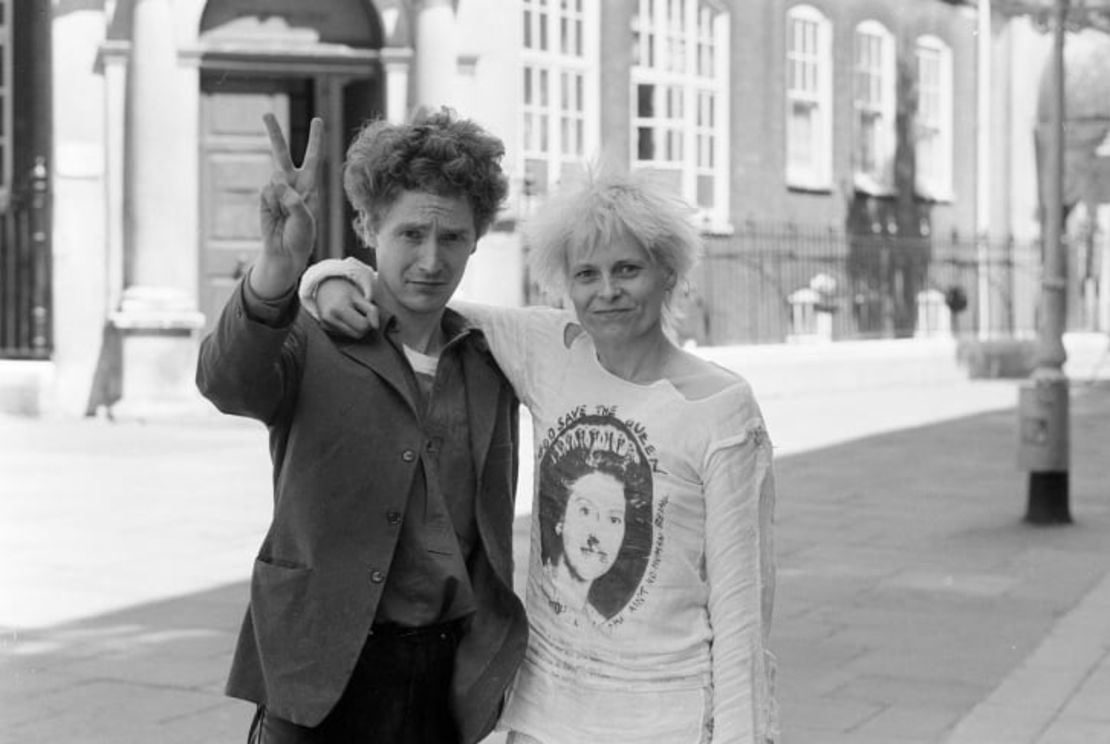 El manager de "Sex Pistols", Malcolm McLaren, con Vivienne Westwood frente al Tribunal de Primera Instancia de Bow Street en Londres.