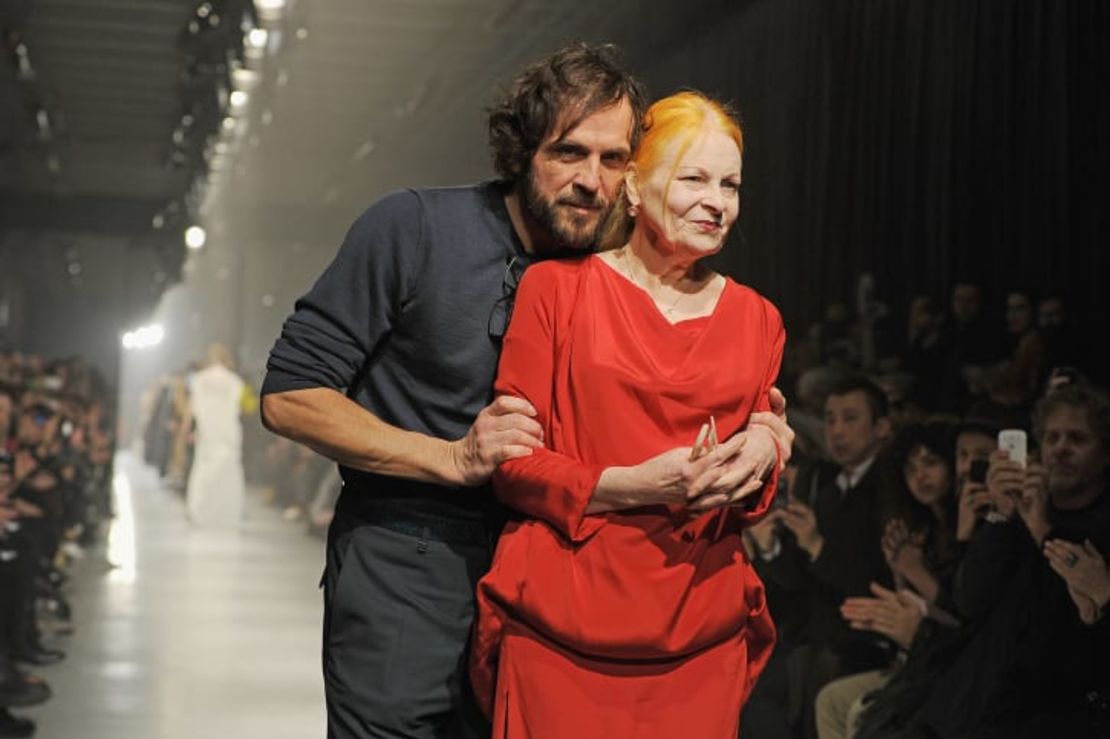 Vivienne Westwood y su esposo y colega diseñador Andreas Kronthaler en la Semana de la Moda de París en 2013.