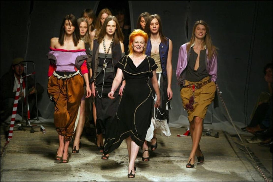 Vivianne Westwood hace una reverencia al final de su desfile de moda Primavera-Verano 2003 en París.