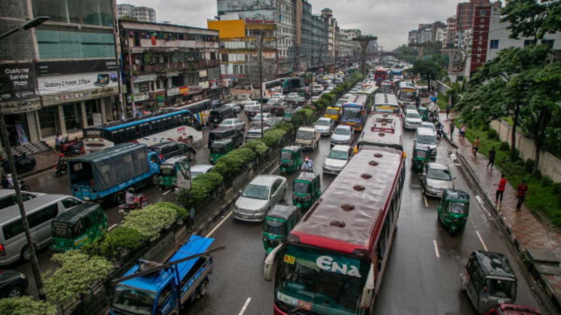 Autos se abren camino a través de un atasco de tráfico en Dhaka, Bangladesh, el 13 de septiembre de 2022.