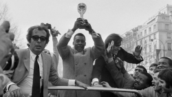 CNNE 1320636 - pele alzo su tercera copa mundial en el estadio azteca