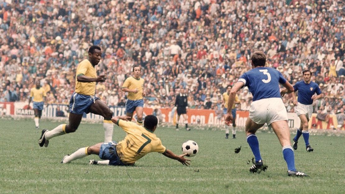 Pelé en acción contra Italia en la final del Mundial de 1970.