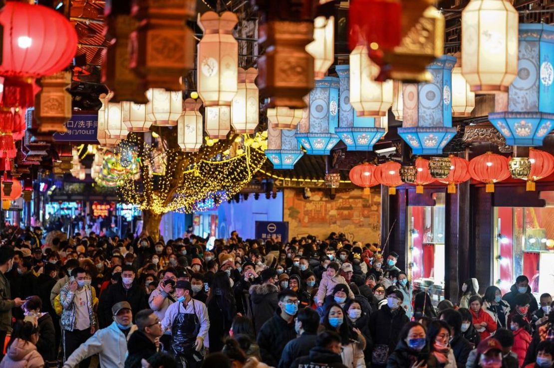 La gente visita el Jardín Yu durante la celebración del Festival de los Faroles que marca el final de las celebraciones del Año Nuevo Lunar, en Shanghái, el 15 de febrero de 2022.