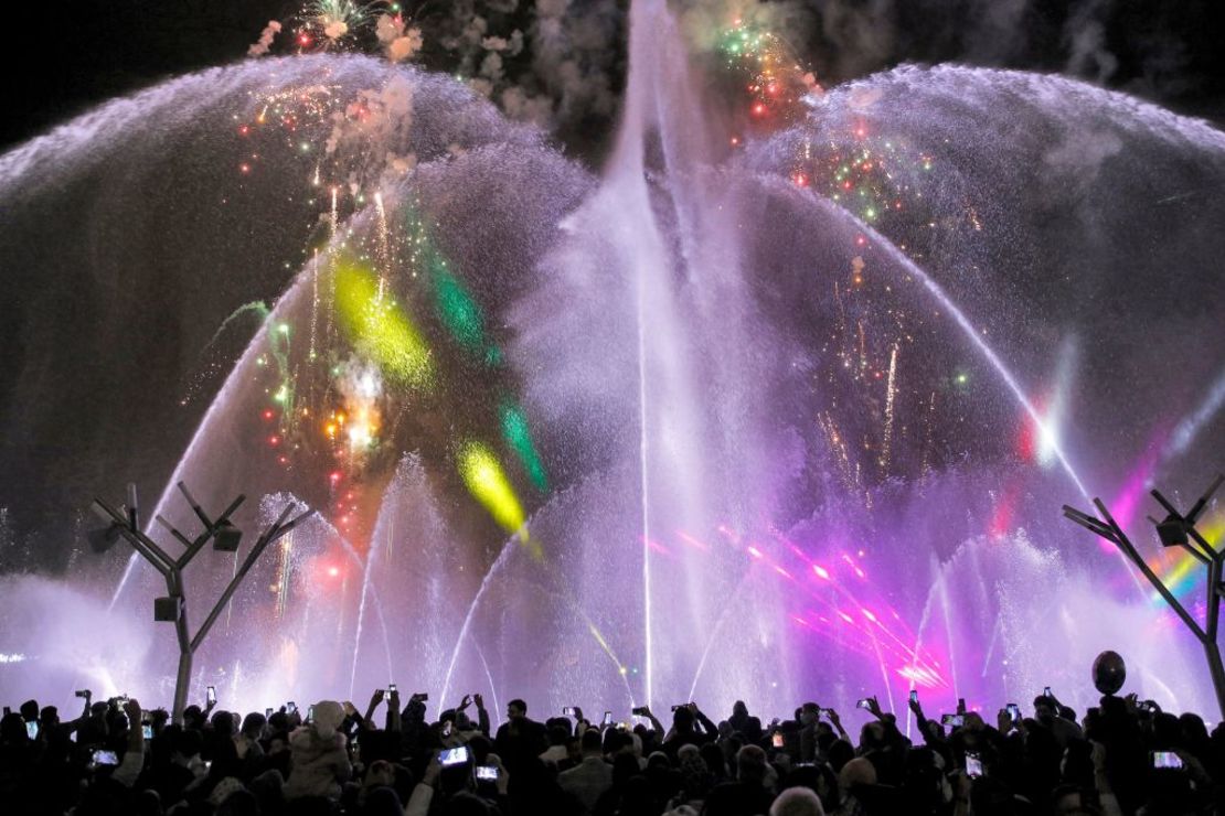 Las personas ven un espectáculo acuático mientras asisten a una ceremonia que celebra Noruz (Nowruz), el Año Nuevo persa, en el centro comercial Iran Mall en la capital de Irán, Teherán, el 20 de marzo de 2022.