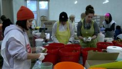 CNNE 1320817 - voluntarios preparan comida tipica de ano nuevo para soldados ucranianos