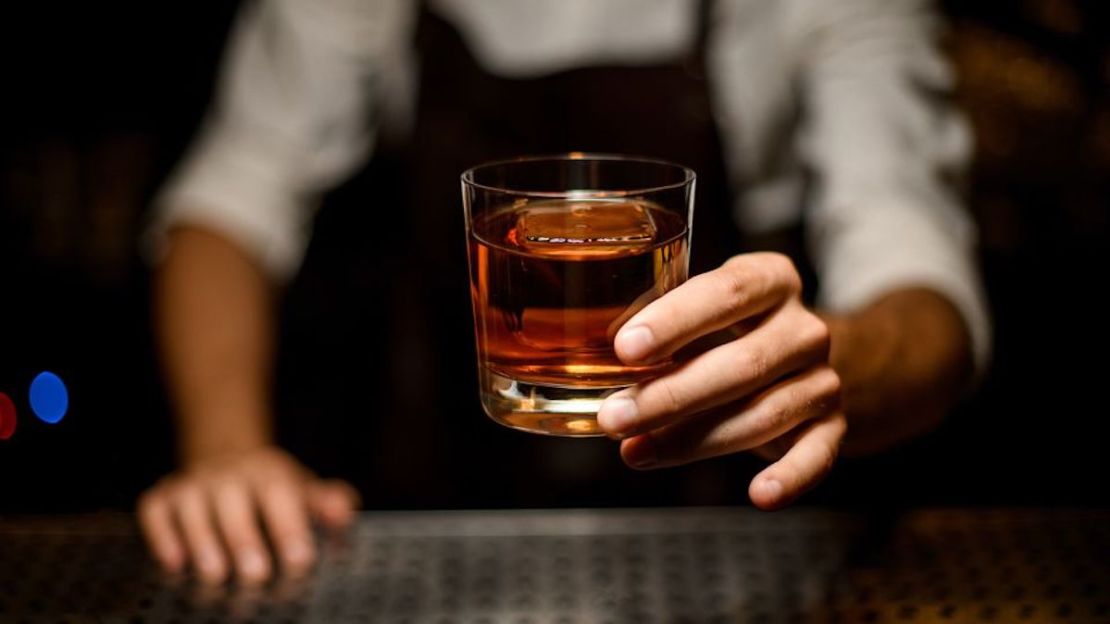 Comer un poco antes de empezar a beber puede reducir los síntomas de la resaca, dicen los expertos. MaximFesenko/iStockphoto/Getty Images