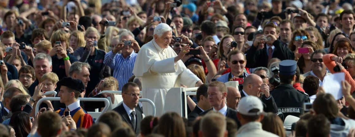 Benedicto saluda a los fieles cuando llega a la Plaza de San Pedro para su discurso semanal en octubre de 2012.