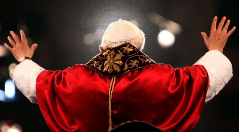 Benedicto saluda a la multitud reunida en el Coliseo de Roma durante la procesión del Vía Crucis el Viernes Santo de abril de 2012.