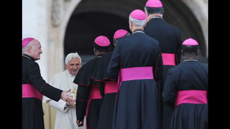 Benedicto habla con los obispos en la Plaza de San Pedro en el Vaticano después de su discurso general semanal en noviembre de 2009.