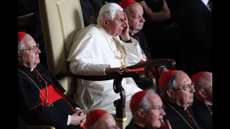 Benedicto XVI asiste a la proyección de una película sobre su predecesor, el papa Juan Pablo II, el 16 de octubre de 2008, en la Ciudad del Vaticano durante las celebraciones del 30 aniversario de la elección de Juan Pablo II como pontífice.